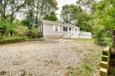 Updated Hyannis Home < 2 Mi To Beach & Golf!