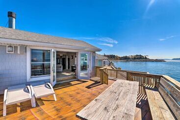 Waterfront Retreat W/ Deck ~ 7 Mi To Boston!