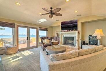 Waterfront Retreat W/ Deck ~ 7 Mi To Boston!