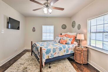 Blue Dolphin  Cottage: Walk To Galveston Seawall!