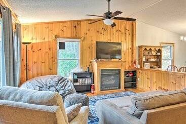 コテージ Fire Pit & Mtn Views: Charming Marion Cabin!