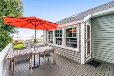 Chic Manistee Cottage: Steps To Lake Michigan!