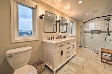 Chic Manistee Cottage: Steps To Lake Michigan!