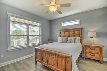 コテージ Coastal Retreat W/ Double Deck & Ocean Views!