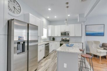 4 Blocks To Beach: Home W/ Patio In Galveston!