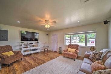 Walk To Lake: Historic Disney Home
