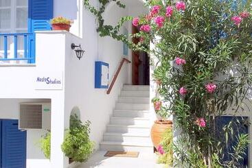 هتل Nostos Studios