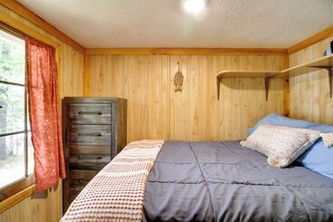 별장 Lakefront Cabin W/ Deck, Games, & Views!