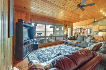 별장 Lakefront Isle Escape W/ Dock + Fire Pit!