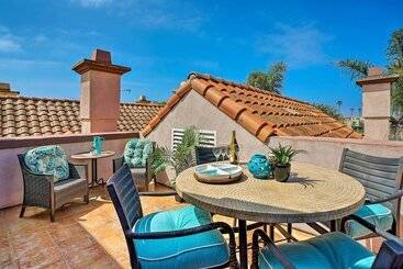 Oceanside Home W/ Rooftop Patio, Walk To Beach!