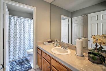 Oceanside Home W/ Rooftop Patio, Walk To Beach!