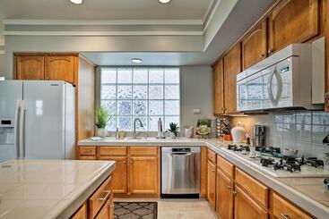 Oceanside Home W/ Rooftop Patio, Walk To Beach!