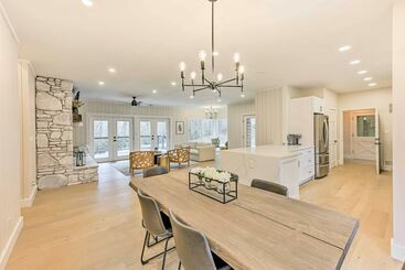 コテージ Modern + Bright Cashiers Home W/ Game Room!