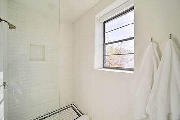 Modern Downtown Tulsa Friend Pad W/ Games!