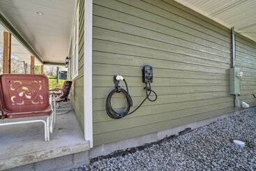 Modern Retreat W/ Deck: Walk To White River!