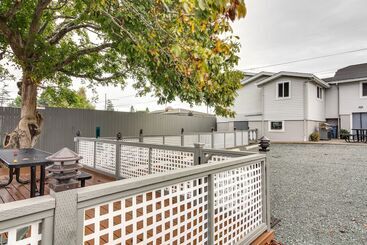 North Bend Home W/ Cornhole Court & Putting Green