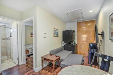 Pet Friendly Dallas Guest House W/ Patio!