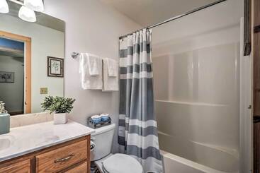 Quiet & Cozy Omaha Cabin ~ 20 Mi To Branson!