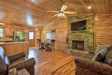 Quiet & Cozy Omaha Cabin ~ 20 Mi To Branson!