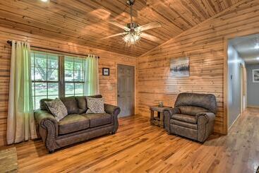 Quiet & Cozy Omaha Cabin ~ 20 Mi To Branson!