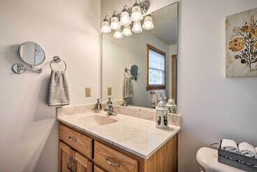 Quiet & Cozy Omaha Cabin ~ 20 Mi To Branson!