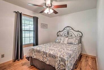 Quiet & Cozy Omaha Cabin ~ 20 Mi To Branson!
