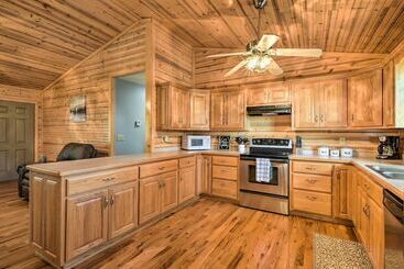 Quiet & Cozy Omaha Cabin ~ 20 Mi To Branson!