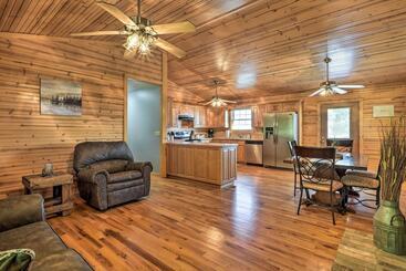 Quiet & Cozy Omaha Cabin ~ 20 Mi To Branson!