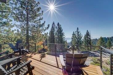 Secluded Mountain Cabin: Sweeping Lake Tahoe Views