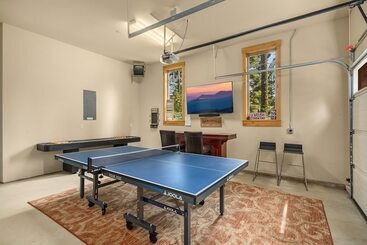 Hot Tub & Game Room: Home In Cle Elum
