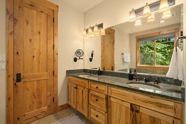 Hot Tub & Game Room: Home In Cle Elum