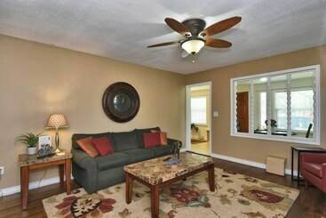 Welcoming Tulsa Home ~ 1 Mi To Expo Center!