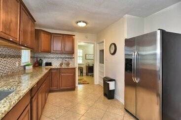 Welcoming Tulsa Home ~ 1 Mi To Expo Center!