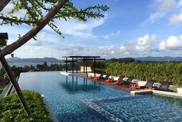 هتل 6th Avenue Surin Beach