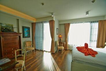 هتل 6th Avenue Surin Beach