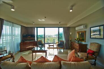 هتل 6th Avenue Surin Beach