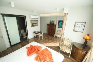 هتل 6th Avenue Surin Beach
