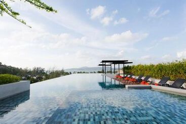 هتل 6th Avenue Surin Beach