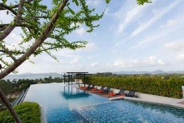 هتل 6th Avenue Surin Beach