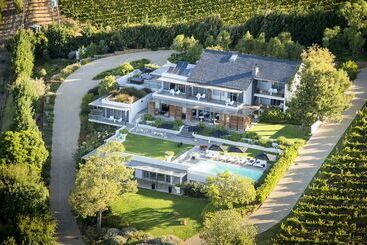 هتل Clouds Estate