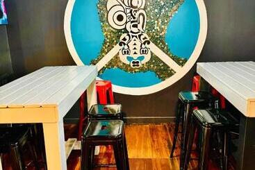 هتل Crashpalace Backpackers
