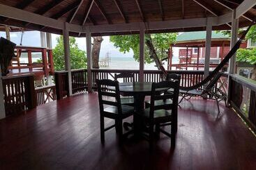 هتل Fosters West Bay Resort