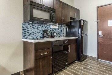 هتل Mainstay Suites Midland