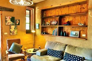 هتل Sutton Spring Art Retreats