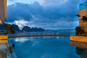 هتل Wyndham Legend Halong