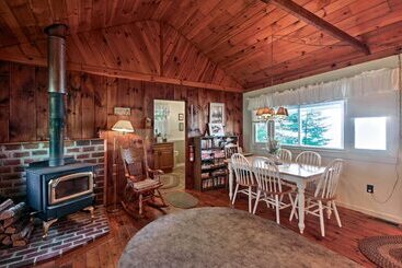 Bayfront Hancock Cottage W/ Beach Access & Views!