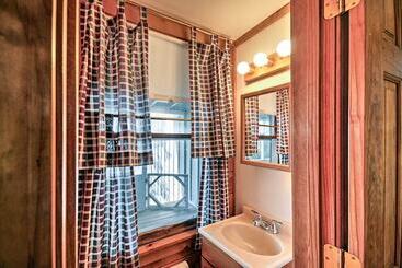 Bayfront Hancock Cottage W/ Beach Access & Views!