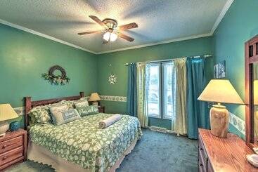 بيت ريفى Beautiful Lakefront Retreat W/ Dock & Grill!