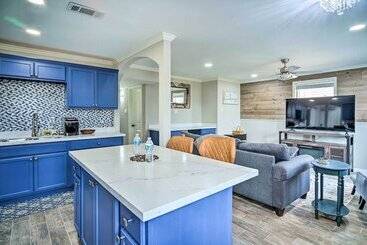Blue Cottage In The Bayou  W/ Private Yard!