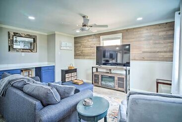 Blue Cottage In The Bayou  W/ Private Yard!